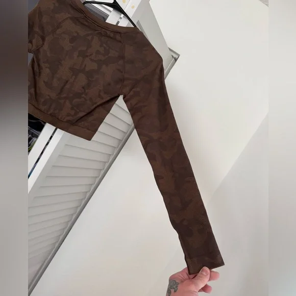 Gymshark Adapt Camo Long Sleeve Crop Top - Picture 8 of 9
